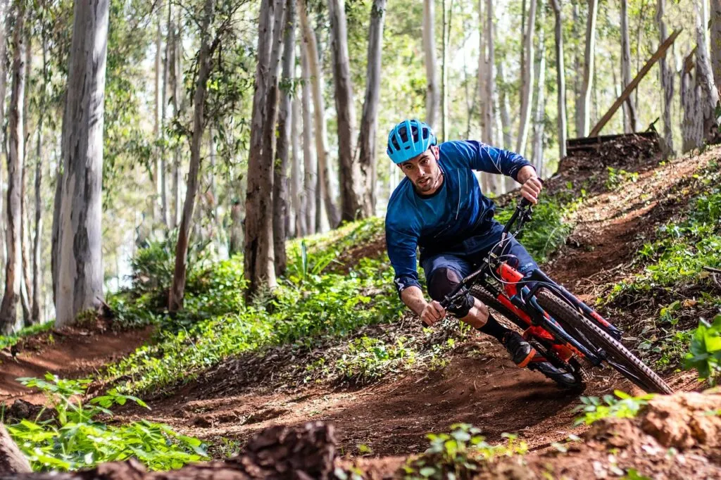 VTT ou moto : lequel te colle le plus à la peau ?