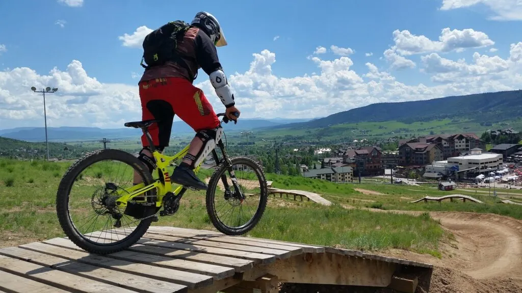 Comment choisir les meilleurs pneus VTT : guide complet