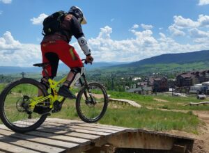 Comment choisir les meilleurs pneus VTT : guide complet