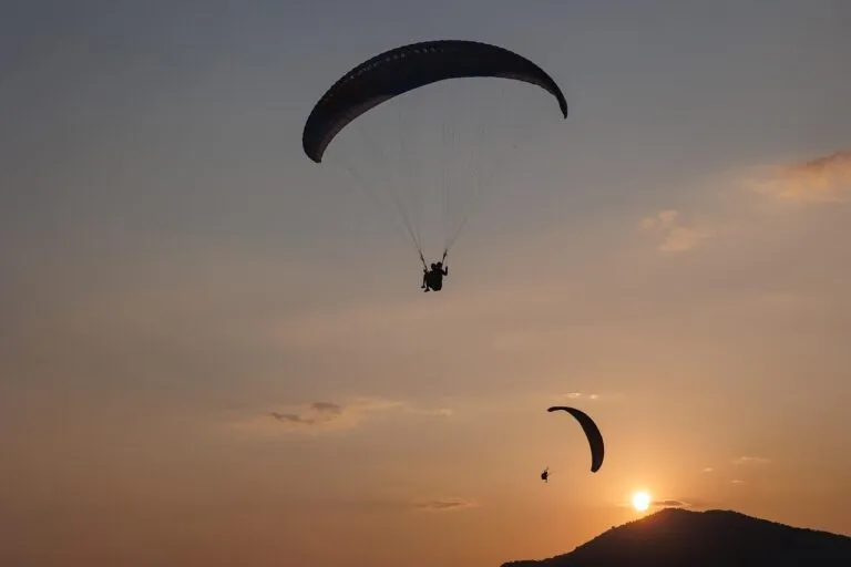Quelle sellette de parapente choisir ? Guide 2025 pour voler confortablement et en sécurité
