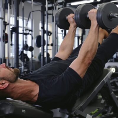 écartés incline haltere