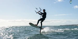 Sensations de glisse entre kitefoil et kitesurf classique
