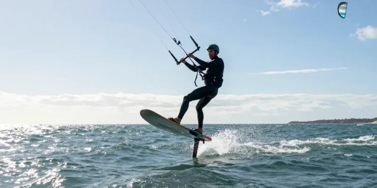 Sensations de glisse entre kitefoil et kitesurf classique