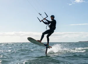 Sensations de glisse entre kitefoil et kitesurf classique