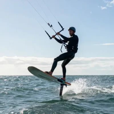 Sensations de glisse entre kitefoil et kitesurf classique