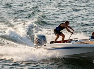 Wakeboard, ski nautique, balade : quelle puissance choisir pour profiter pleinement de son bateau ?